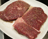 Rump steak házi fűszervajjal recept fázis 2 fotója