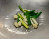 炒泡麵維力炸醬麵版本～剩菜再製食記的食譜步驟2照片