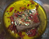 Foto del paso 5 de la receta: Tataki de ternera con puré de batata y aliño de tomate seco y albahaca