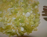 Foto del paso 2 de la receta: Tortilla de calabacín con puerros y queso manchego