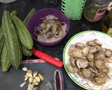 Foto langkah ke 1 dari resep Sup Oyong Jamur Merang.