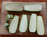 Foto del paso 1 de la receta: Calabacitas rellenas de requesón con aceitunas