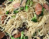 Gambar langkah 6 resipi Aglio Olio with Salmon.