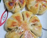 A picture of step 8 of Chicken flower buns.