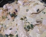 Foto del paso 3 de la receta: Pollo con crema de verdeo y champiñones!