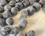 Foto del paso 21 de la receta: Croquetas de gambas, choco y tinta de calamar con ajetes en Thermomix TM5