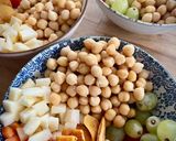 Foto del paso 2 de la receta: Poke mediterráneo con garbanzos y pechuga de pollo de corral