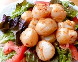 Hình bước làm 4 của món Salad Cồi Sò Điệp Áp Chảo