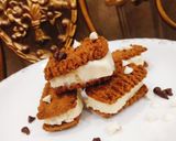 A picture of step 5 of 2 minutes cold candi sandwiches.
