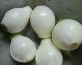 A picture of step 1 of Whole Sweet New Onion Stew.