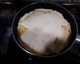 Foto del paso 3 de la receta: Tortilla de patatas rellena de jamón y queso