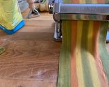 Foto del passaggio 4 della ricetta Ravioli colorati, ricotta e prezzemolo saltati burro e salvia, e tagliatelle tricolore al pomodoro