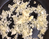 Foto del paso 3 de la receta: Huevos con chorizo y guisantes
