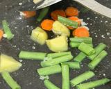 Foto langkah ke 2 dari resep Sop Sayur Tumis.