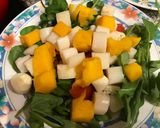 Foto del paso 2 de la receta: Ensalada de rúcula, mango, palmitos, atún y tomate. Con vinagreta agridulce