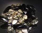 A picture of step 2 of Spaghetti frutti di mare al cartoccio.