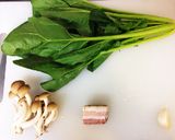 A picture of step 1 of Spinach and Bacon Cream Pasta!!.