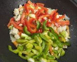 Foto del paso 3 de la receta Fideos de arroz con verduras pollo y gambas 🫑🥑🍗🦐