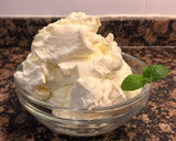Foto del paso 5 de la receta: Montar nata sin lactosa, muy firme