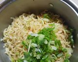 Foto langkah ke 3 dari resep 324. Omelet Mie Instan.