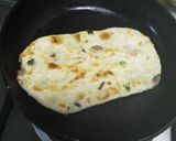 Foto langkah ke 5 dari resep Flat Bread Daun Bawang Teflon.