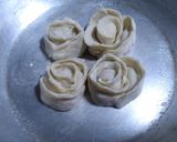 A picture of step 4 of Rose Wonton Soup With Bok Choy.