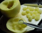 Foto del paso 2 de la receta: Melón con ensalada de frutas y centro de piña colada