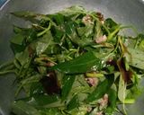Foto langkah ke 3 dari resep Cah Kangkung Ayam Saos Tiram.