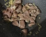 Foto langkah ke 2 dari resep Tumis Ayam Jamur Paprika.