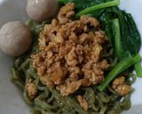 Foto langkah ke 4 dari resep Mie Hijau Ayam.