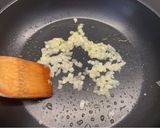 Foto del paso 1 de la receta: Guiso de merluza en amarillo