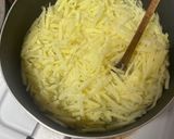 Foto langkah ke 2 dari resep Crispy cheesy Hash browns.