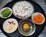รูปขั้นตอนการทำที่ 1 ของ เห็ดชิเมจิผัดไข่