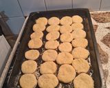Foto del paso 7 de la receta: Alfajores de limón rellenos con dulce de leche y corazón de ganache de chocolate