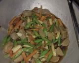 Foto langkah ke 5 dari resep Oseng Buncis Bakso.