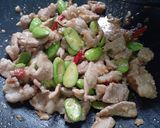 รูปขั้นตอนการทำที่ 1 ของ หมูผัดกะปิสะตอ