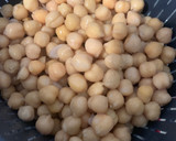 Foto del paso 2 de la receta: Ensalada de garbanzos, salmón y espárragos con salsa de yogur y cacahuetes