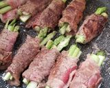A picture of step 3 of Beef Roll Asparagus.