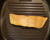 Foto del passaggio 2 della ricetta Salmone grigliato con porri