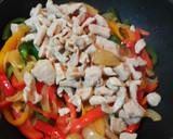Foto del paso 4 de la receta: Fajitas de pollo con pimientos y queso