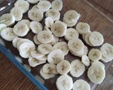 Une image de l'étape 1 de Crumble banane fruits rouges noisettes chocolat.