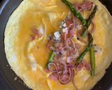A picture of step 6 of Asparagus, Ham and Blue Cheese omelette.