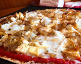 Foto del paso 5 de la receta: Pizza fit de pollo, queso de cabra y cebolla caramelizada
