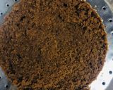 A picture of step 4 of Parle biscuit chocolate cake.
