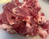 รูปขั้นตอนการทำที่ 1 ของ หมูผัดซีอิ๊วดำ