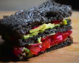 Une image de l'étape 5 de Club sandwich pain à l'encre de seiche, avocat et saumon gravlax à la betterave.