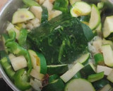 Foto del paso 2 de la receta: Crema de calabacín, raíz de apio y espinacas. Crema vegana
