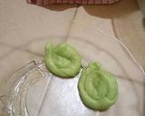 Foto langkah ke 4 dari resep Roti Canai pandan topping suka suka.