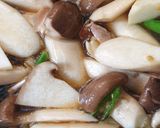 รูปขั้นตอนการทำที่ 2 ของ ผัดเห็ดออรินจิกับซอสเทริยากิ