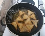 A picture of step 7 of Meat samosas.
